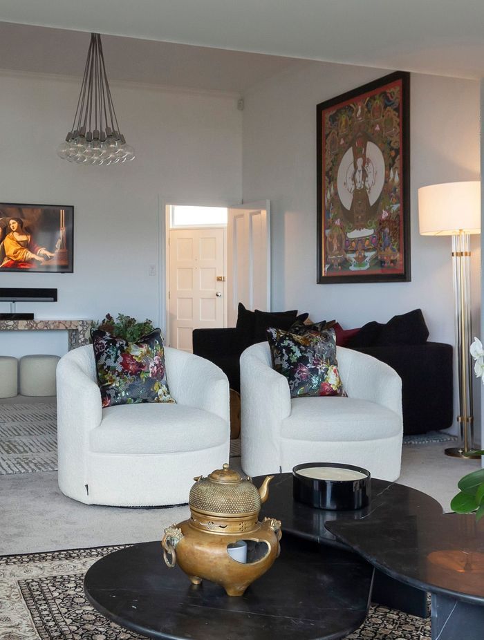 The project focused on creating beautifully
cohesive living spaces, seamlessly blending cherished art, modern furniture and the architectural features of the classic home.