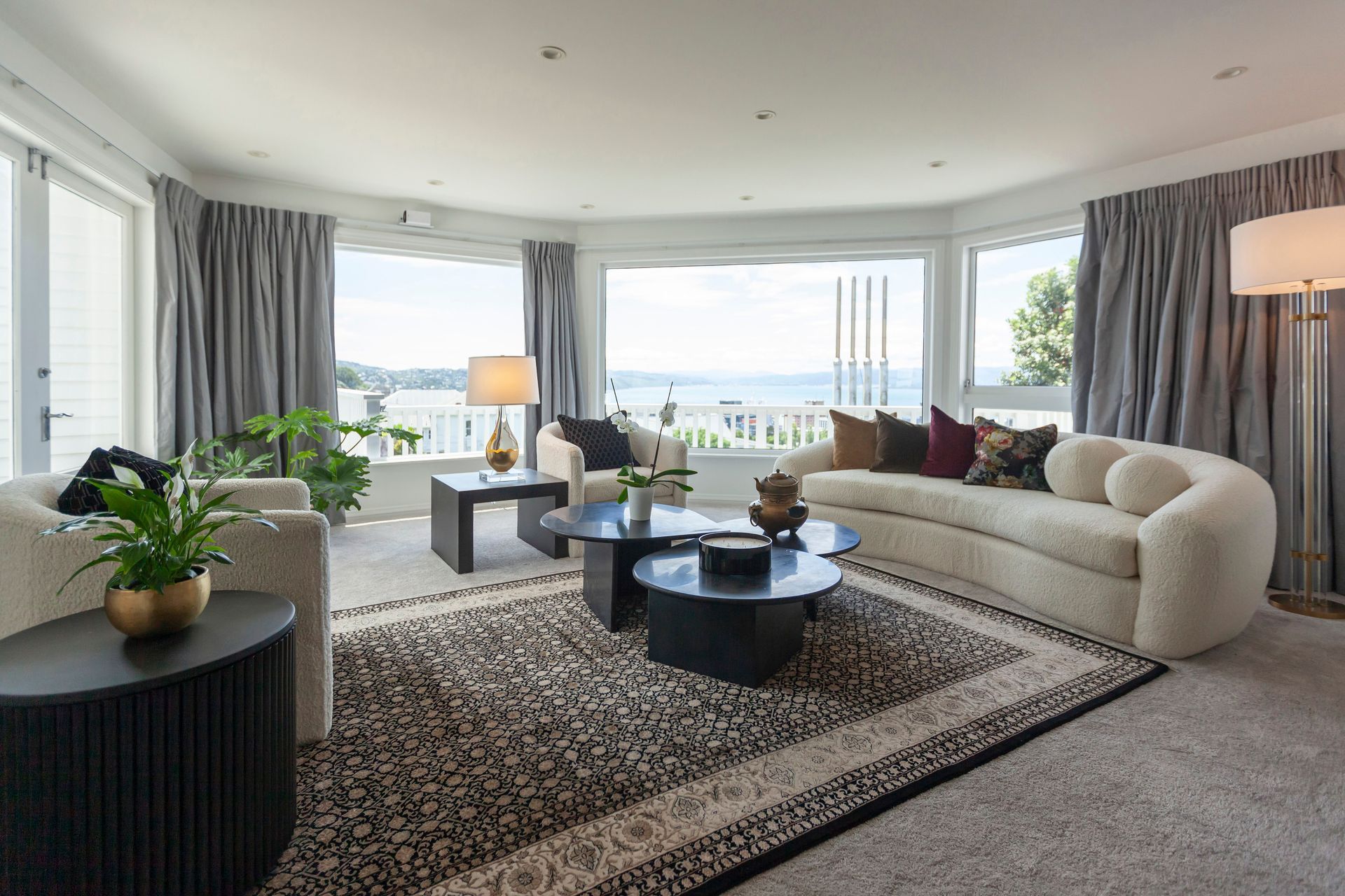 The black and cream-coloured furniture is a nod to the black, white and marble tiles in the kitchen and bathroom.