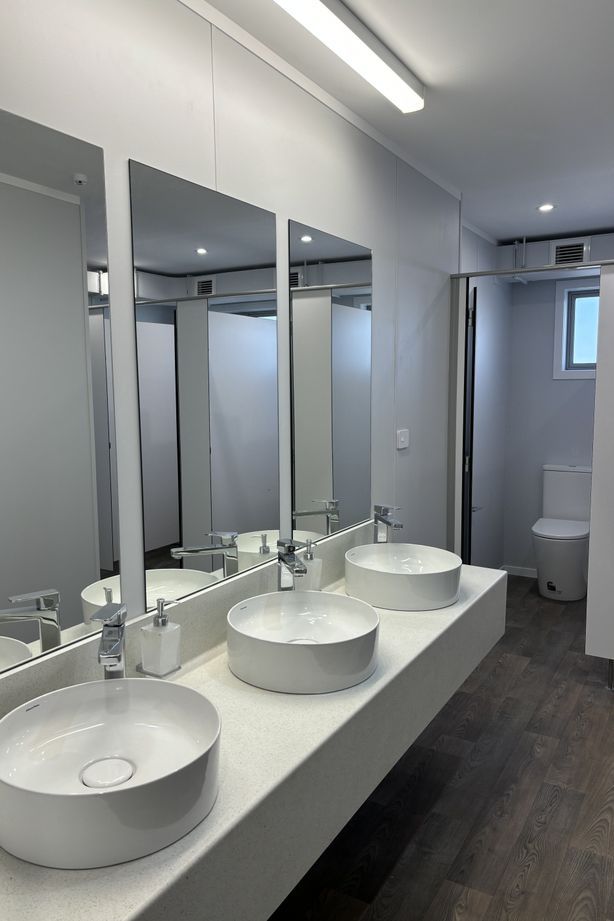 Climate Surfaces supplied a range of board lengths, from 2.4m to 3m, to meet the diverse design and functional needs of the interior space. Thanks to the product's durability and performance in wet areas, Climateline was ideal for the bathrooms and kitchen.