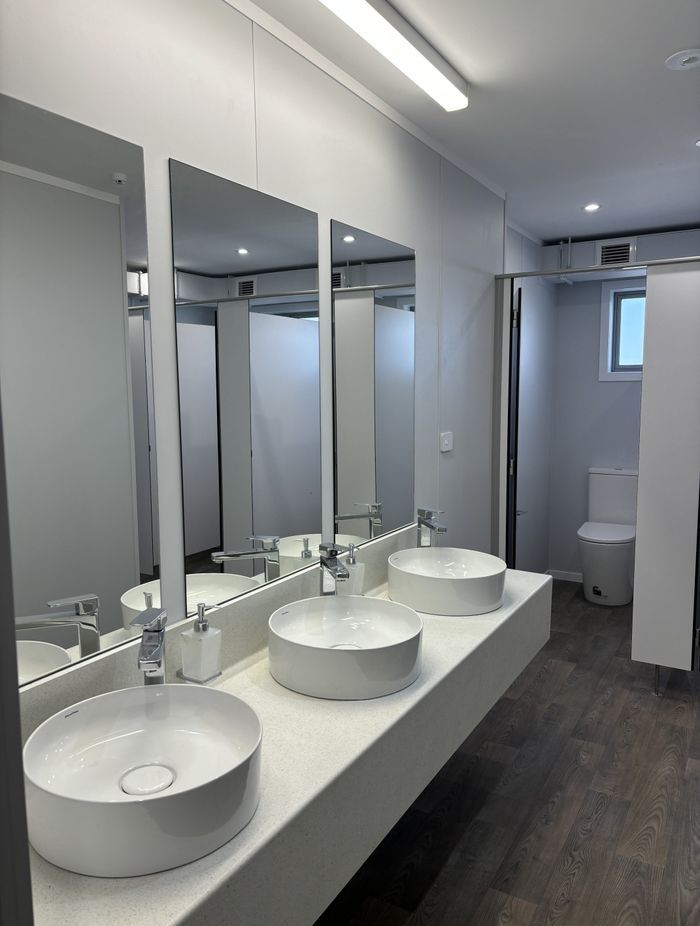 Climate Surfaces supplied a range of board lengths, from 2.4m to 3m, to meet the diverse design and functional needs of the interior space. Thanks to the product's durability and performance in wet areas, Climateline was ideal for the bathrooms and kitchen.