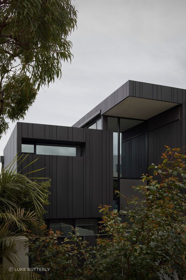 Thitchener investigated the process and pushed the creative limits, specifying different widths of the panels.