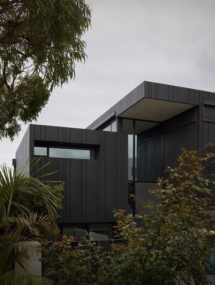 Thitchener investigated the process and pushed the creative limits, specifying different widths of the panels.