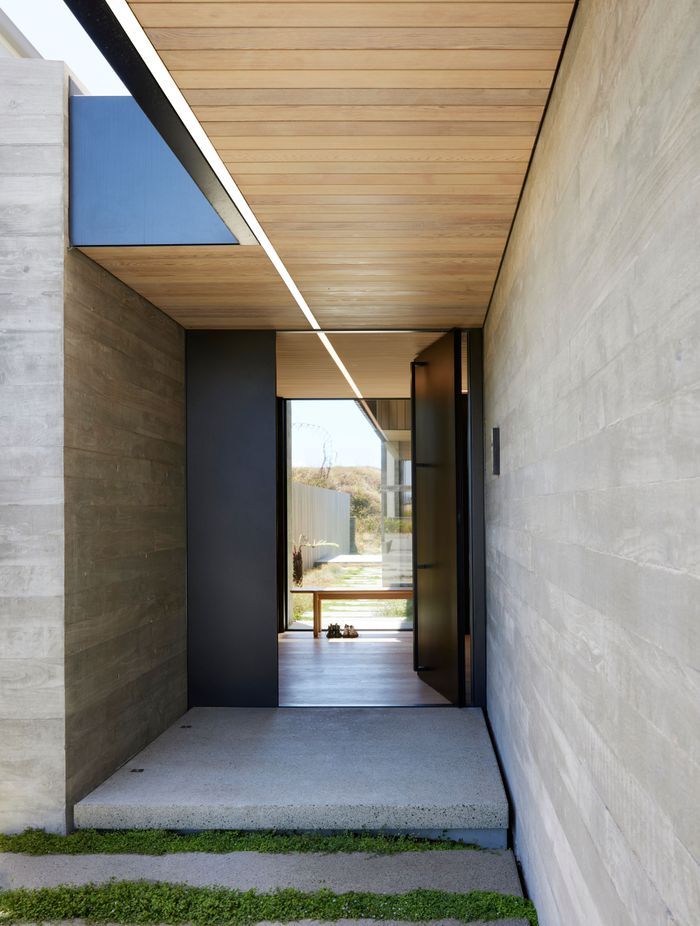 The entrance from the street side utilises the concept of solid and void, and the lighting leads the eye through. “We decided to have a sense of arrival so that’s why it’s a full-height pivoted door,” says Brendon.