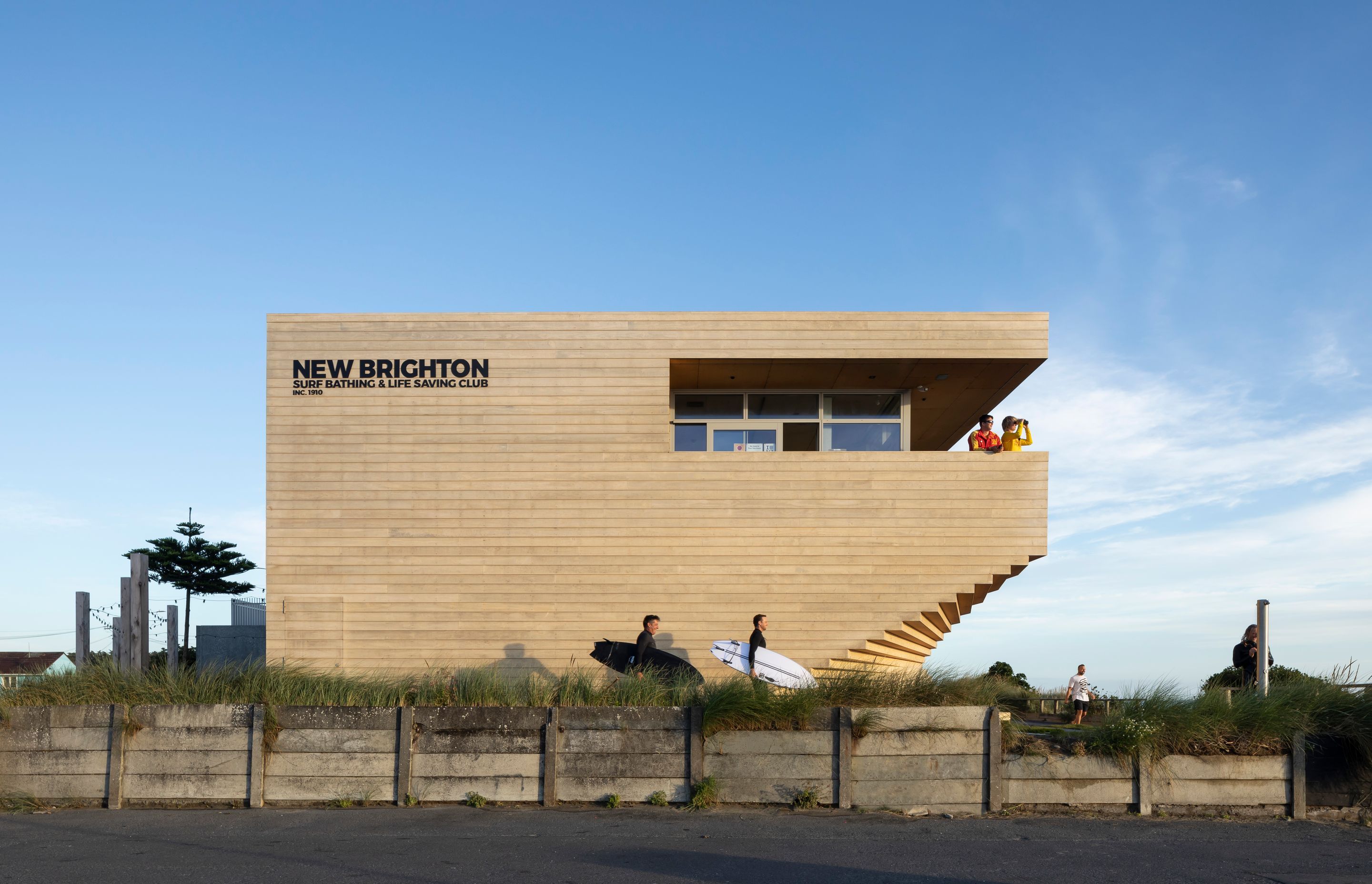 On the first floor, lifeguards scan the surf, while below, surfers have a good view of the beach. The car park is directly adjacent to the club, and accesses a walkway that takes visitors to the main entrance on the ground floor.