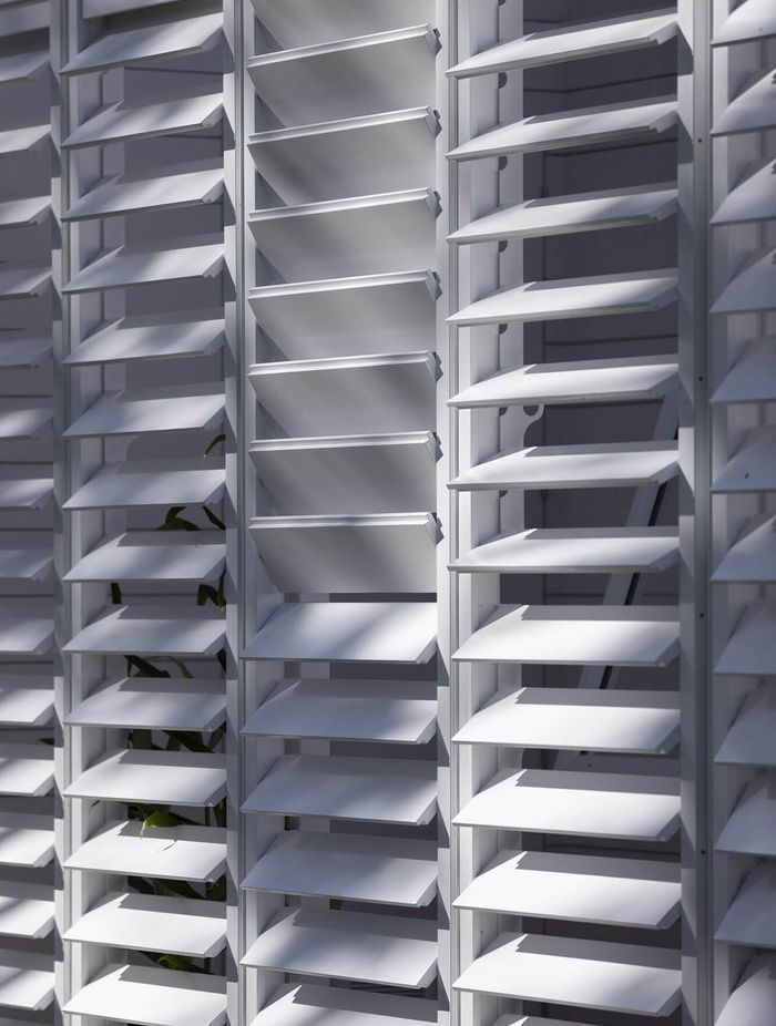 The louvres add a dynamic edge to the home; they can be fine-tuned for airflow and light, prospect or privacy, openness or shelter.