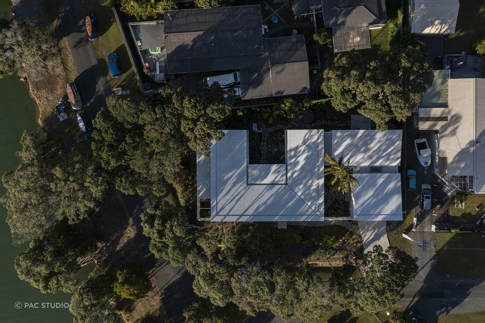 The house forms an 'S' shape to optimise each elevation’s exposure to either east-west or north-south, providing a relationship to courtyards, terraces, or gardens with solar aspects.