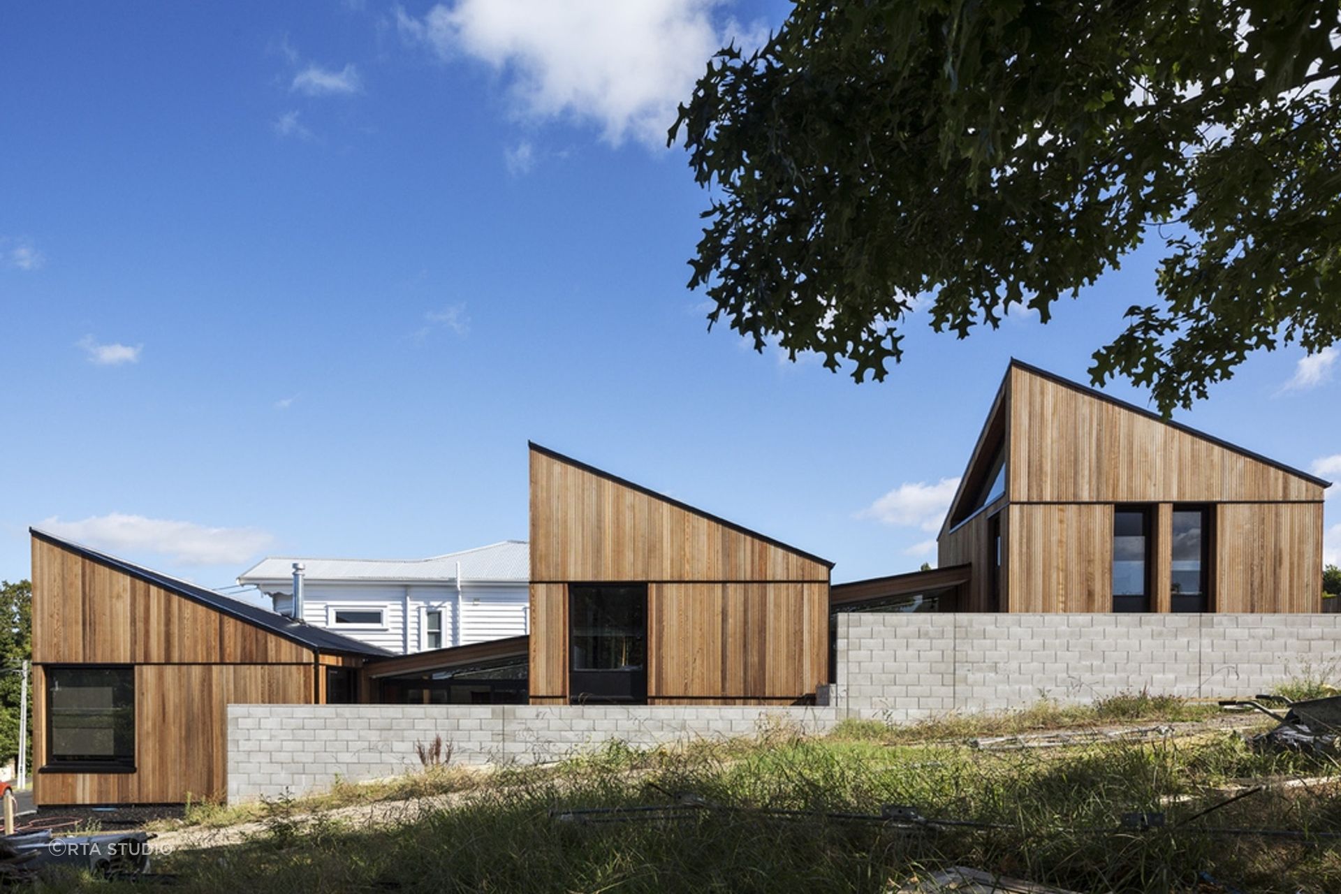 E-Type House follows the form of the gently sloping landscape.