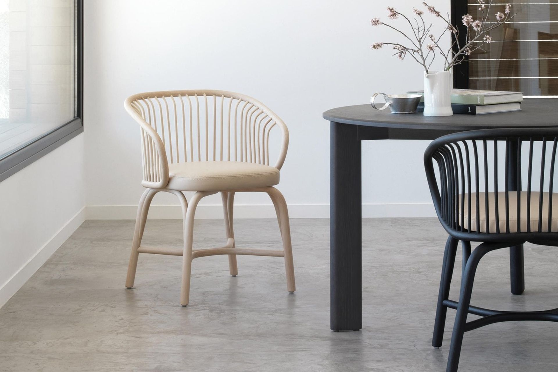 This Huma Chair by Expormim, features a flexible ribs in the curved backrest and an upholstered seat.