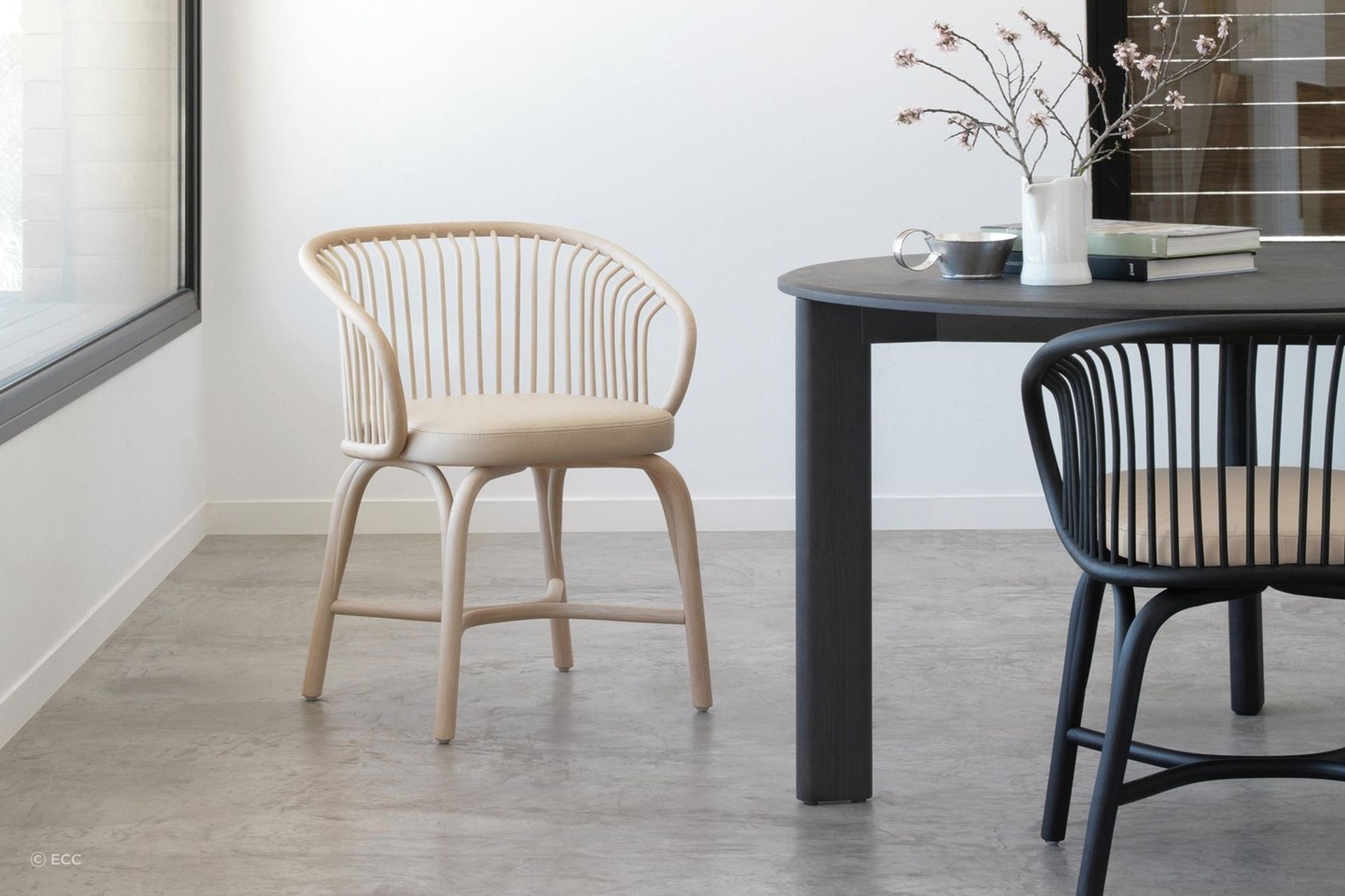 This Huma Chair by Expormim, features a flexible ribs in the curved backrest and an upholstered seat.