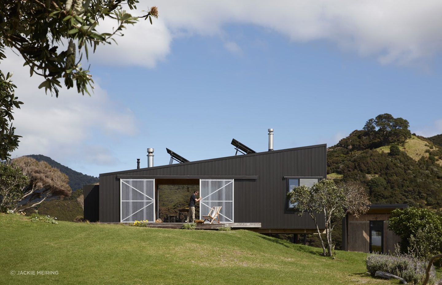 Black Bird Bach uses simple geometric shapes in a recessive colour.