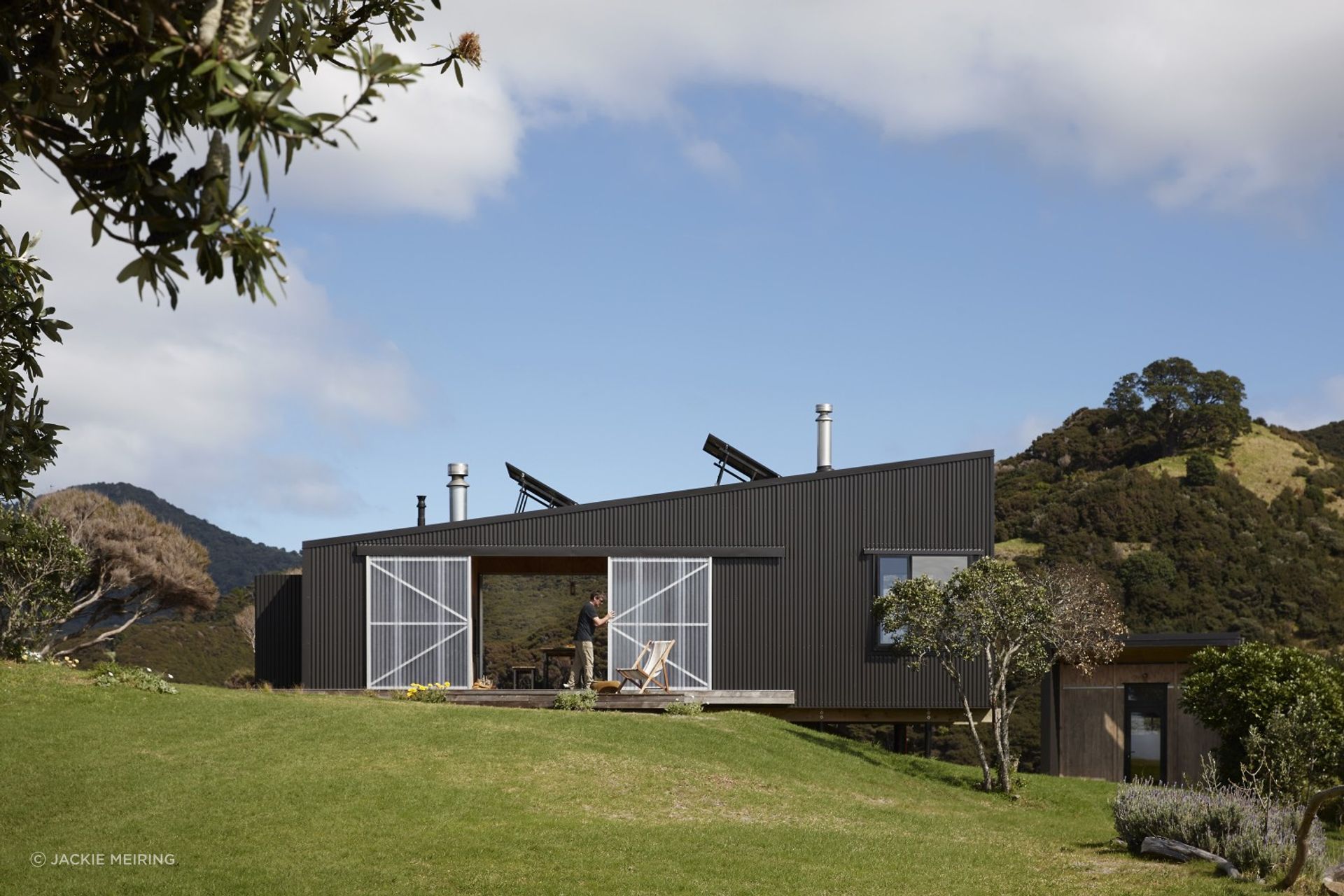 Black Bird Bach uses simple geometric shapes in a recessive colour.