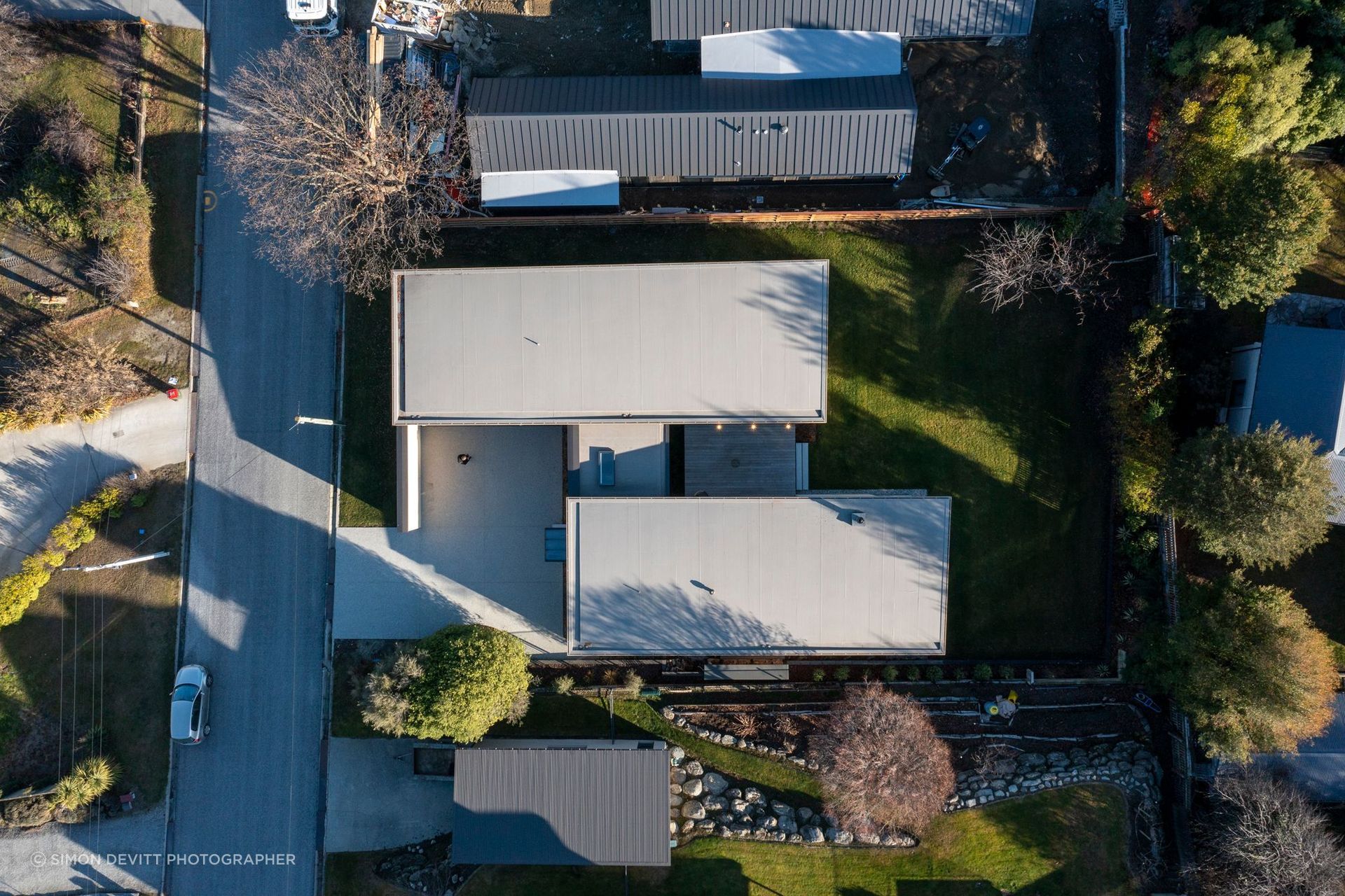 A bird's eye view, showing the two pavilions drawn apart by the internal corridor and external courtyard. | Photographer: Simon Devitt