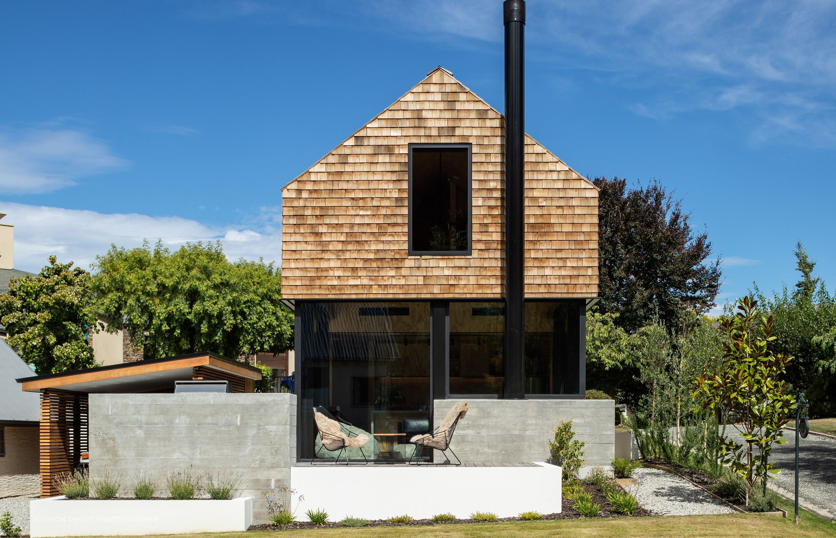 “The palette externally is just cedar and black joinery and then we have a couple of precast concrete elements just to give it a bit of roughness with the cedar,” says Barry. The careful design means there are no gutters or downpipes, retaining the clean detailing.