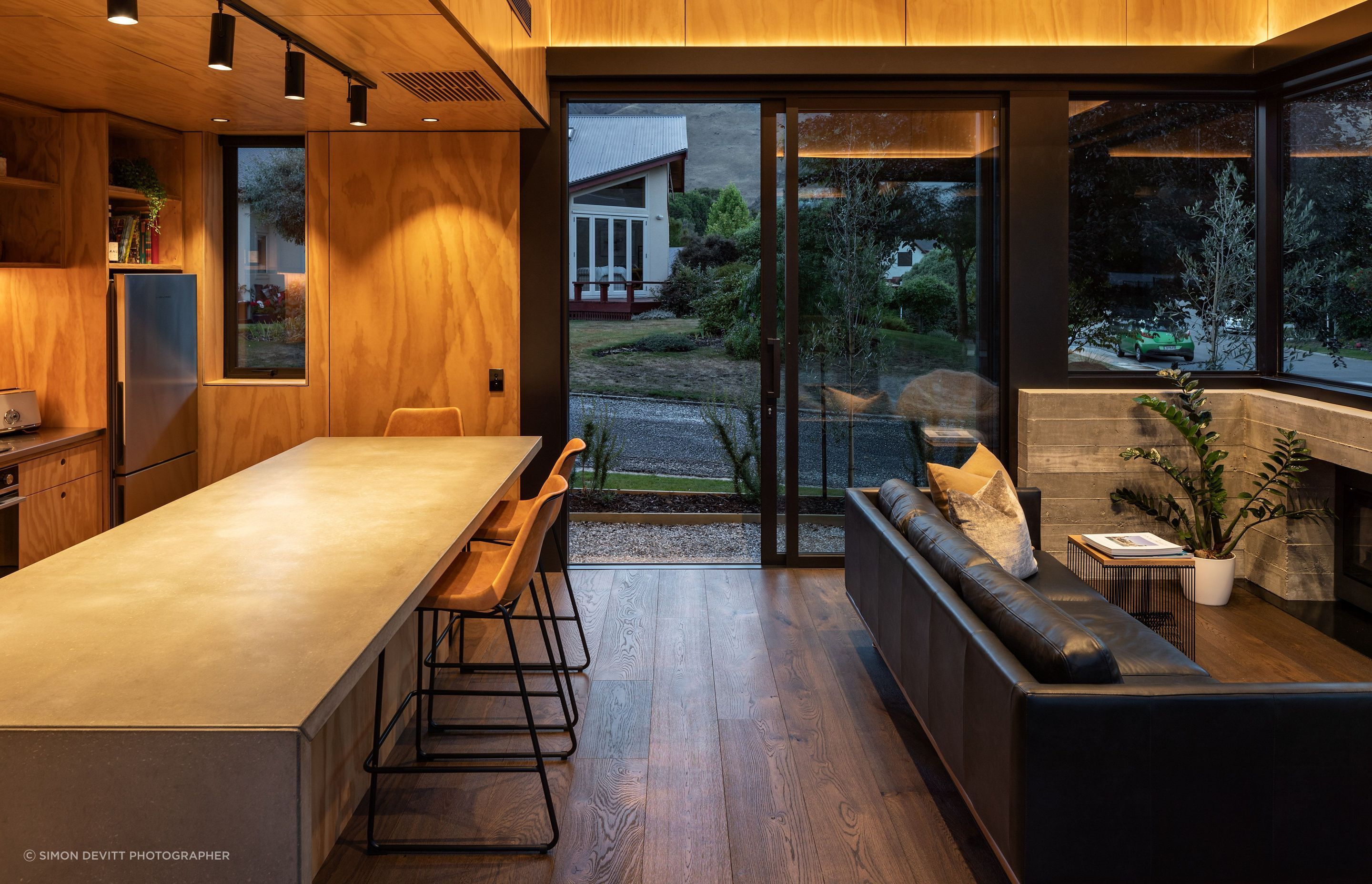 Lighting is always key, says Barry. “It allows you to create different moods at different times, it just gives a different feel to the house. In the evenings it just washes up over the ply and gives it a lovely warmth. We went with black fittings to try to tie it all together with the joinery.”