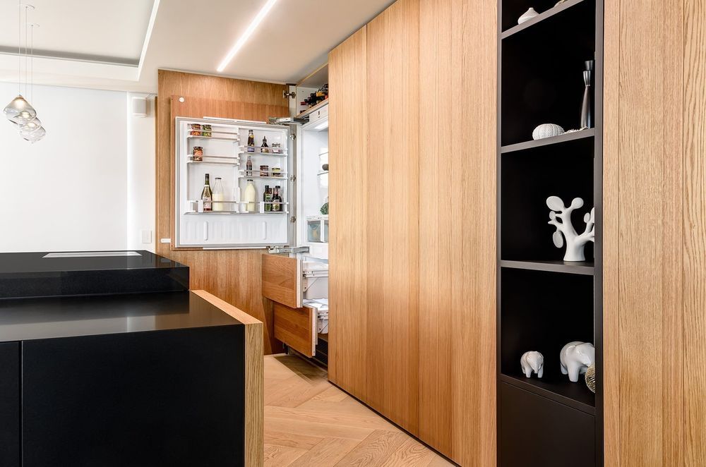 The Natural Allegro Brushed Querkus Unfinished Veneer helps create a clean, minimalist look, hiding appliances from view.