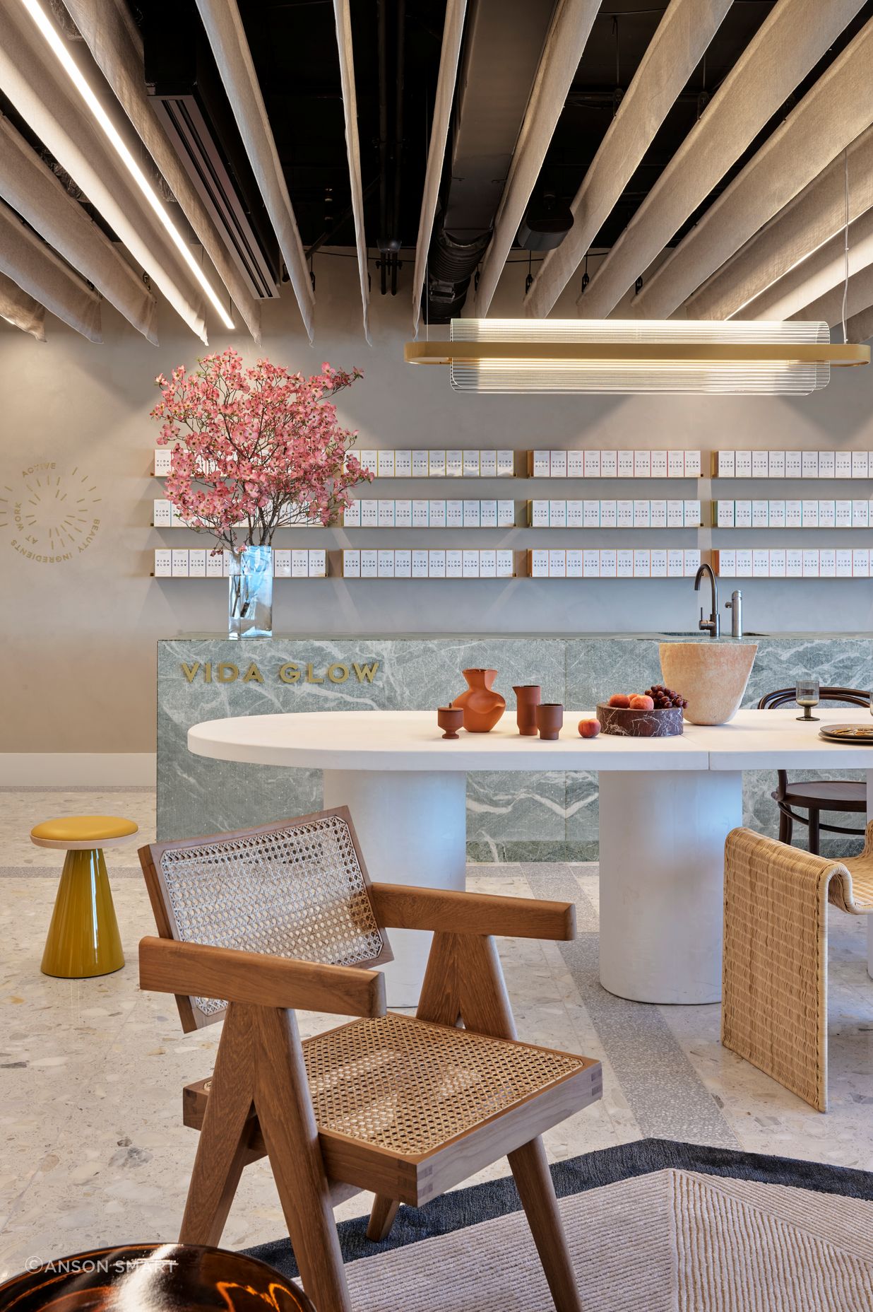 The lobby combines terrazo flooring with scupltural furniture and feminine colours to showcase the brand's identity.