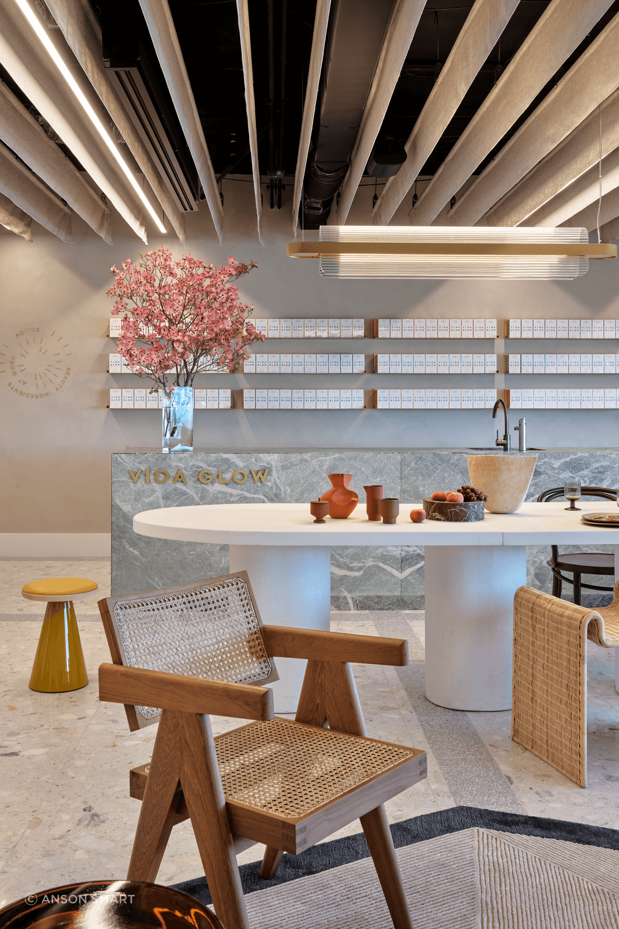 The lobby combines terrazo flooring with scupltural furniture and feminine colours to showcase the brand's identity.
