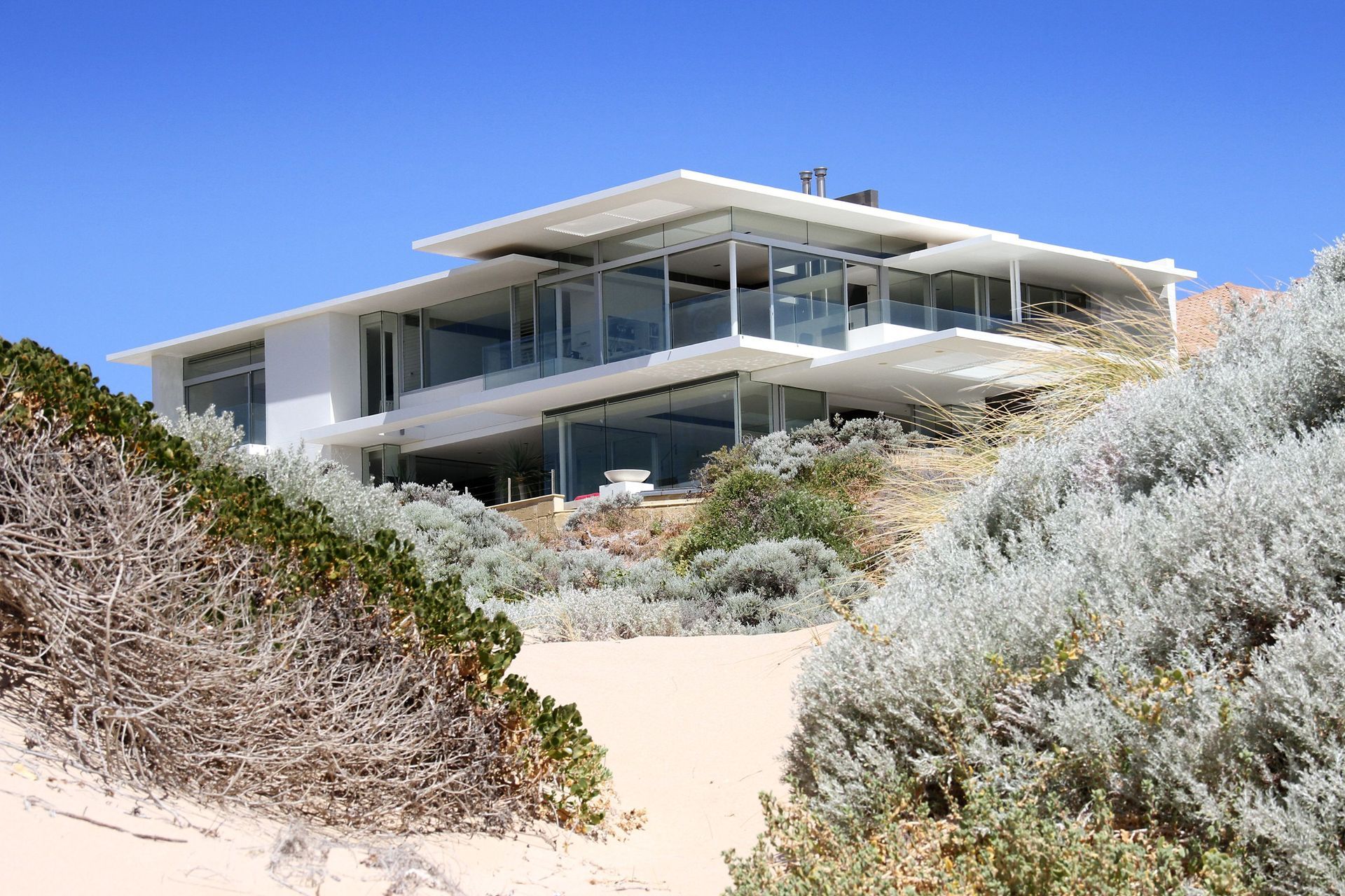 The Avalon Bay Beach House is perfectly nestled amidst the lush and untamed native beach vegetation. Photography: Annetta Ashman.
