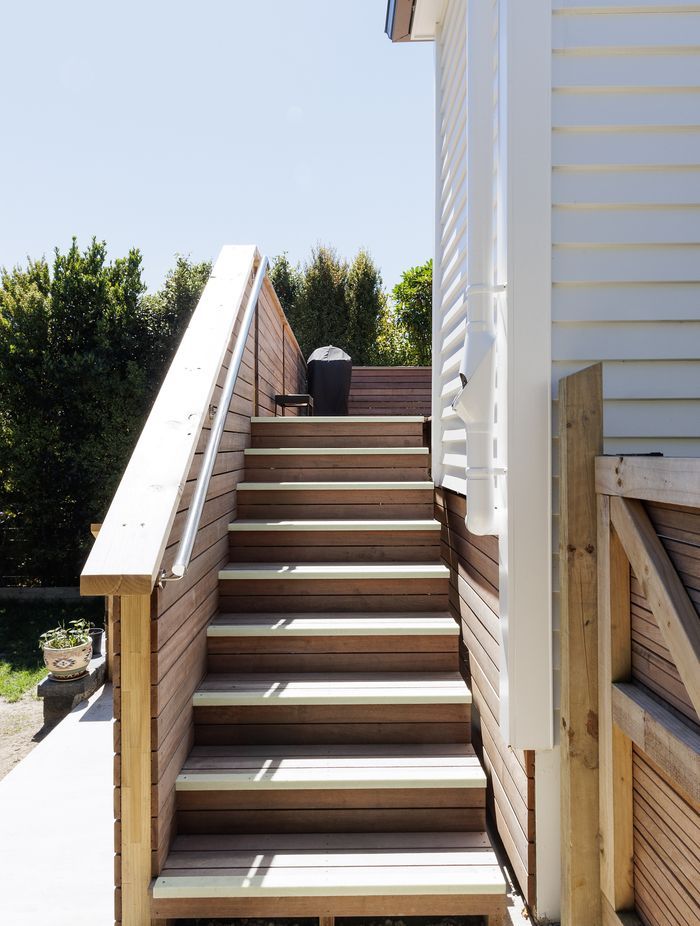 High-spec Kanda hardwood has been used for decking and balustrades.