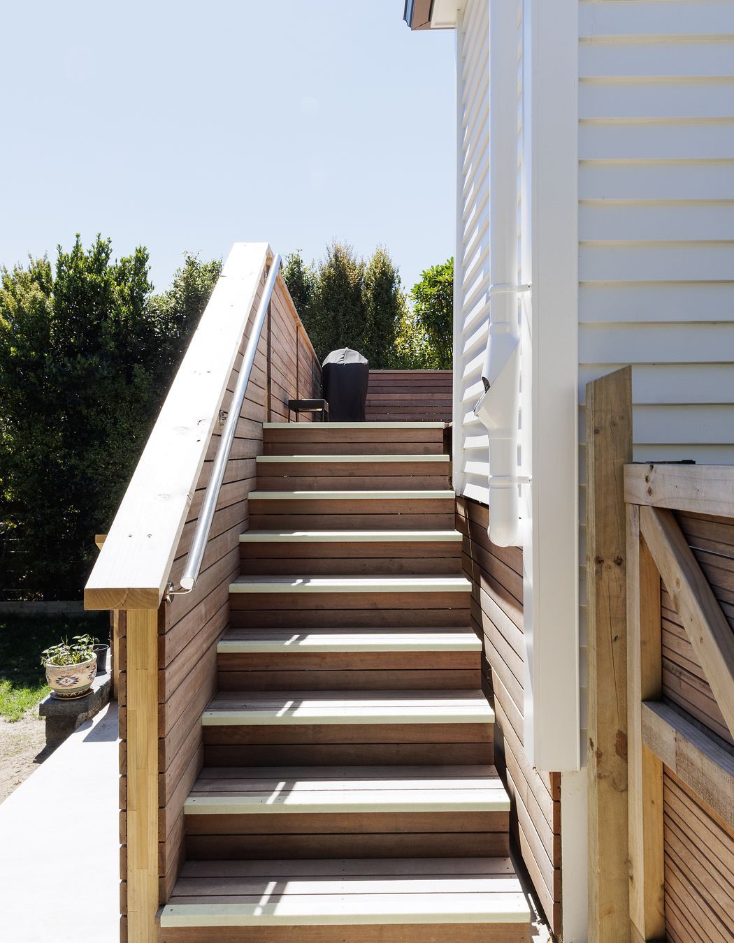 High-spec Kanda hardwood has been used for decking and balustrades.
