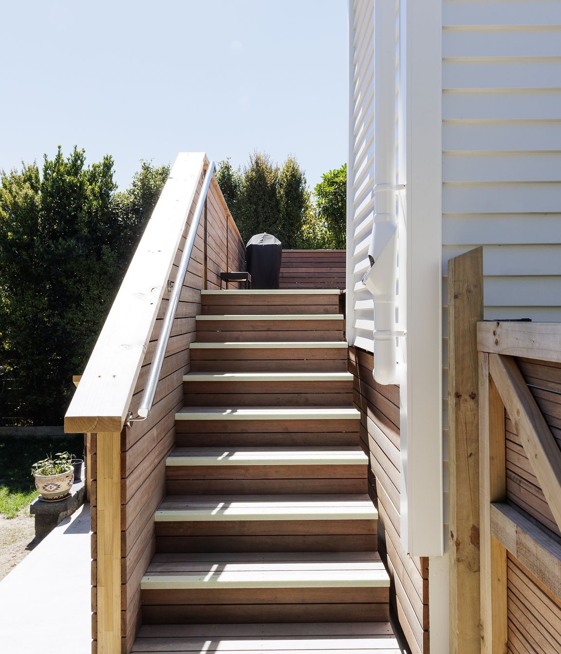 High-spec Kanda hardwood has been used for decking and balustrades.