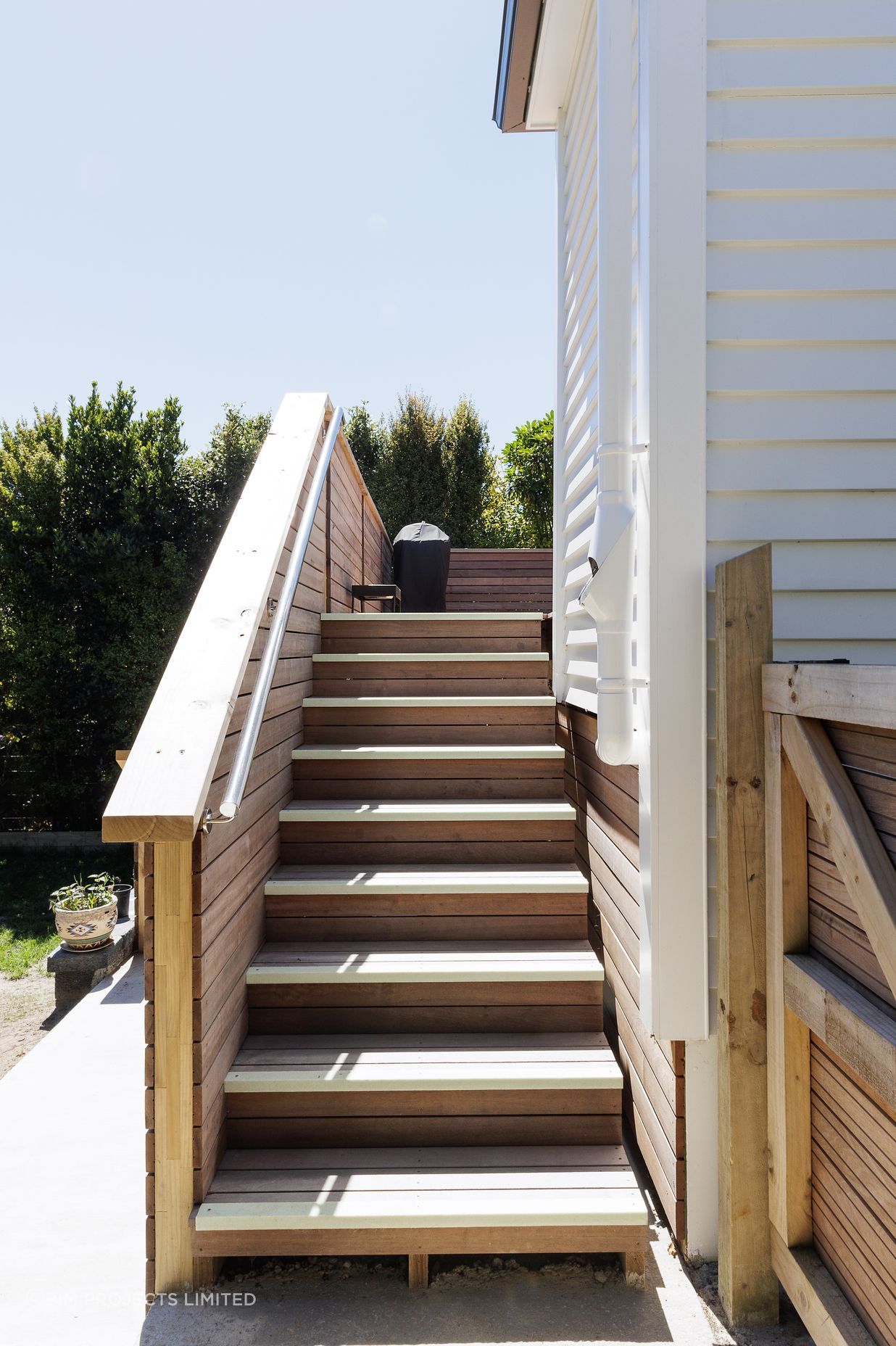 High-spec Kanda hardwood has been used for decking and balustrades.