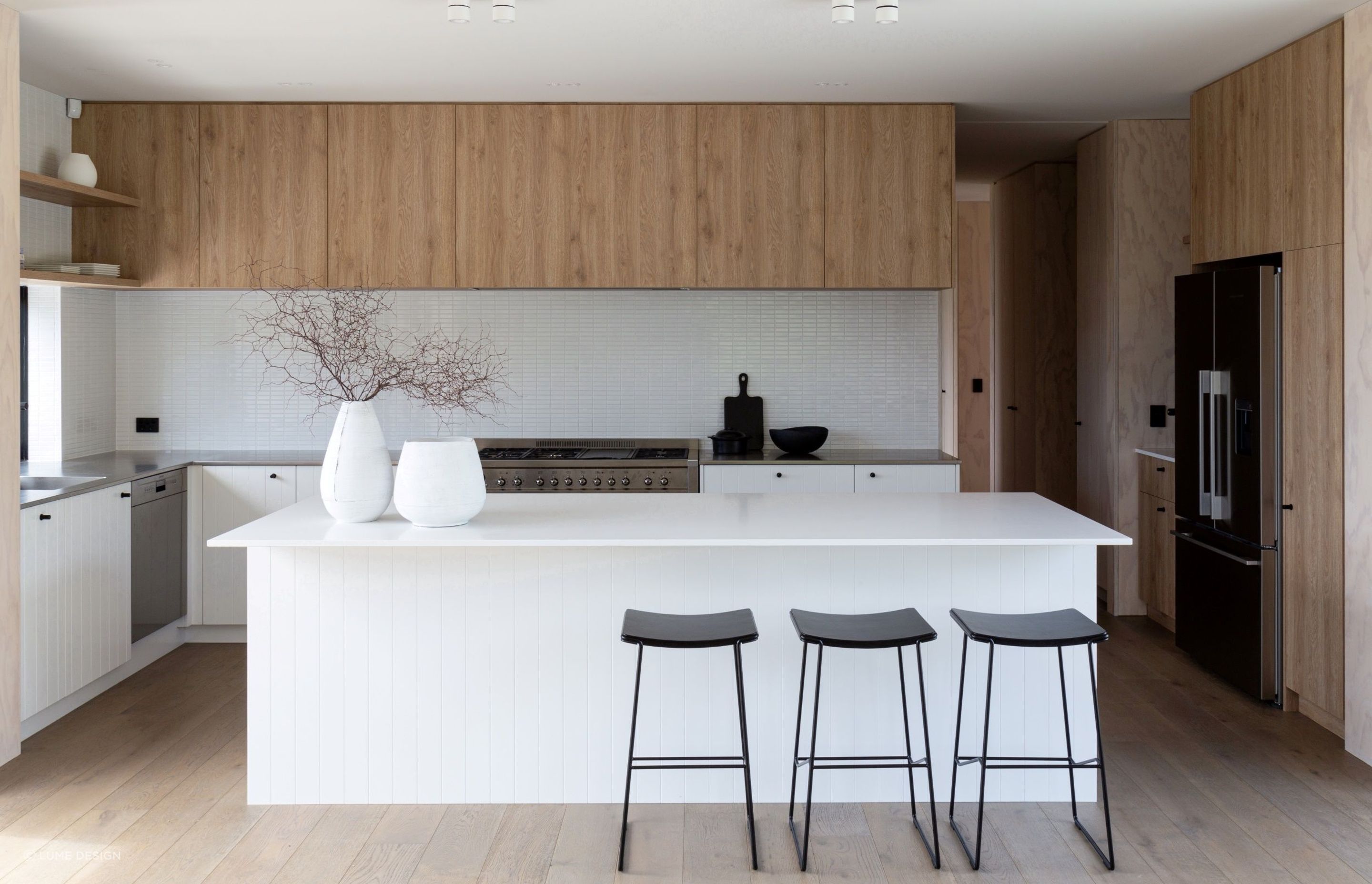 The classic black and white colour combination is perfectly executed in the kitchen.