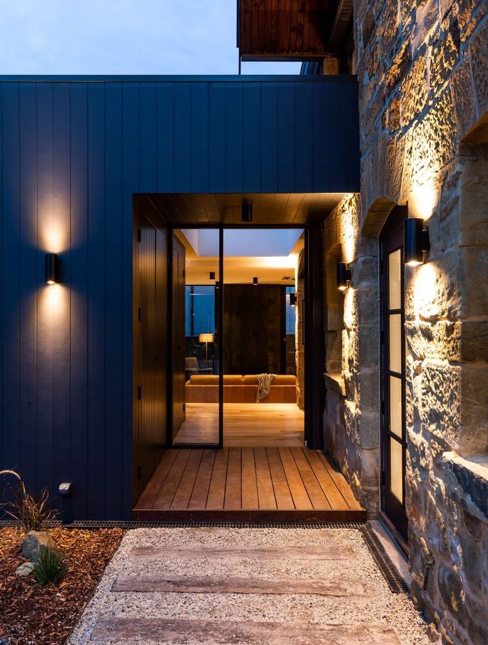 The addition transitions and flows into the sandstone volume without a marked division between heritage and contemporary.