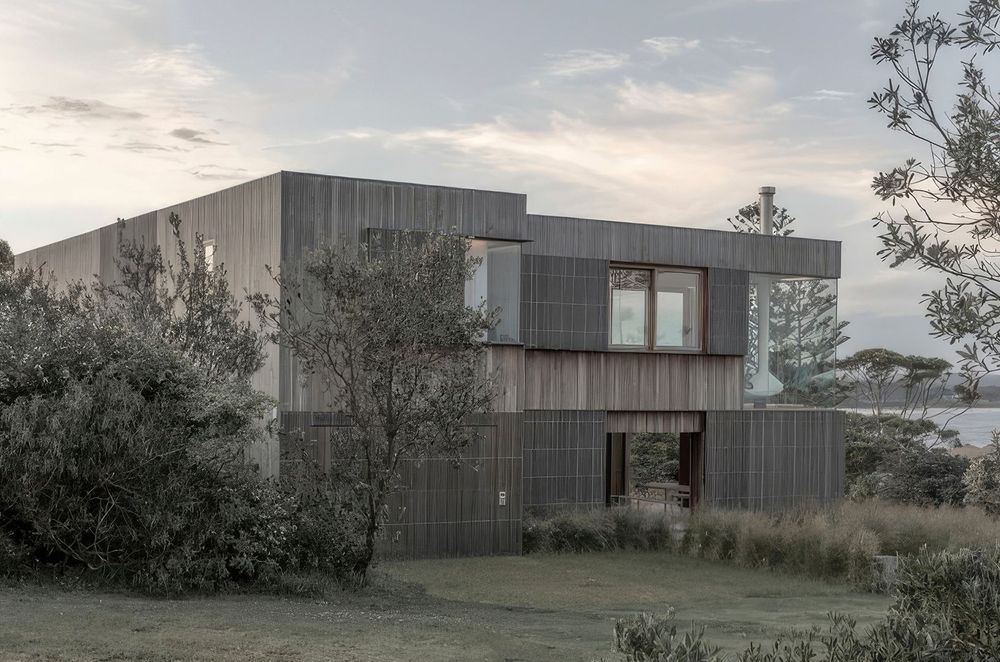 The weatherboard cladding blends with the surrounding grasslands.