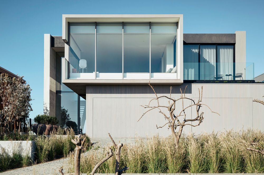 Blairgowrie Ocean Beach House's timber cladding exterior subtly mirrors the shades of the surrounding grassland. Photography: Derek Swalwell.