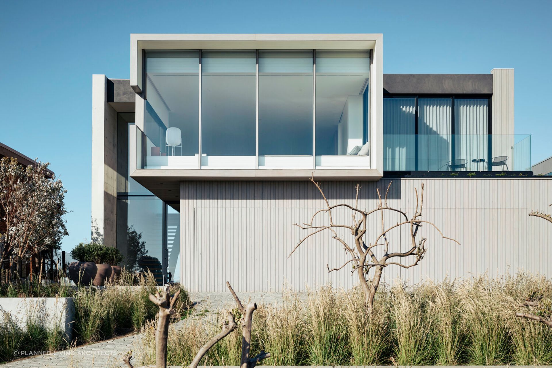 Blairgowrie Ocean Beach House's timber cladding exterior subtly mirrors the shades of the surrounding grassland. Photography: Derek Swalwell.