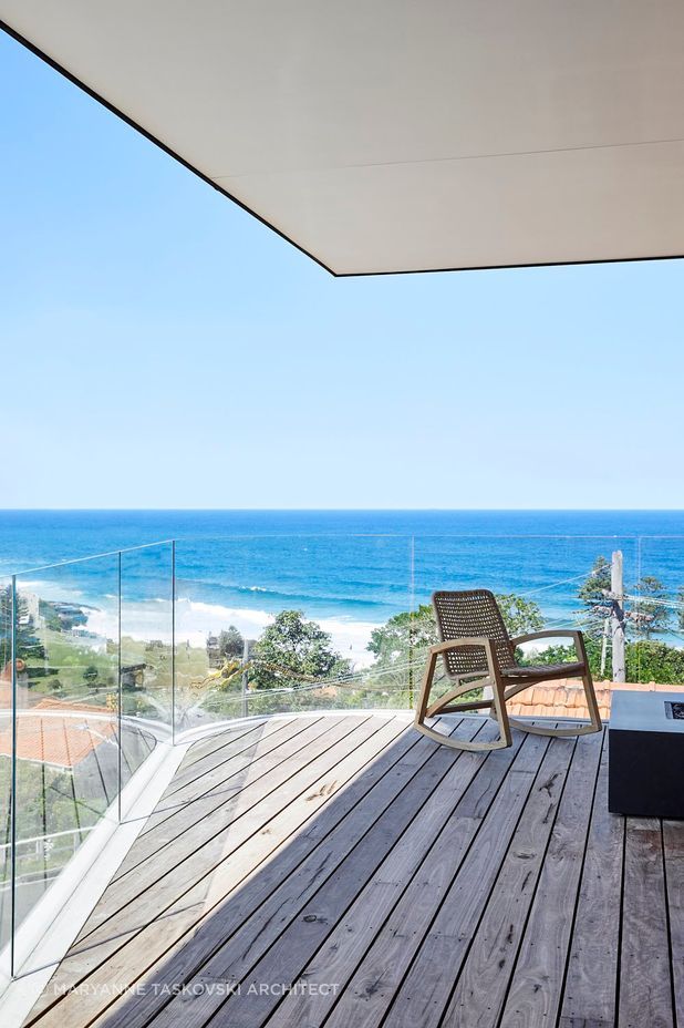 The balcony provides the perfect spot to the enjoy the eye-catching views of Bronte beach. Photography: Pablo Veiga.