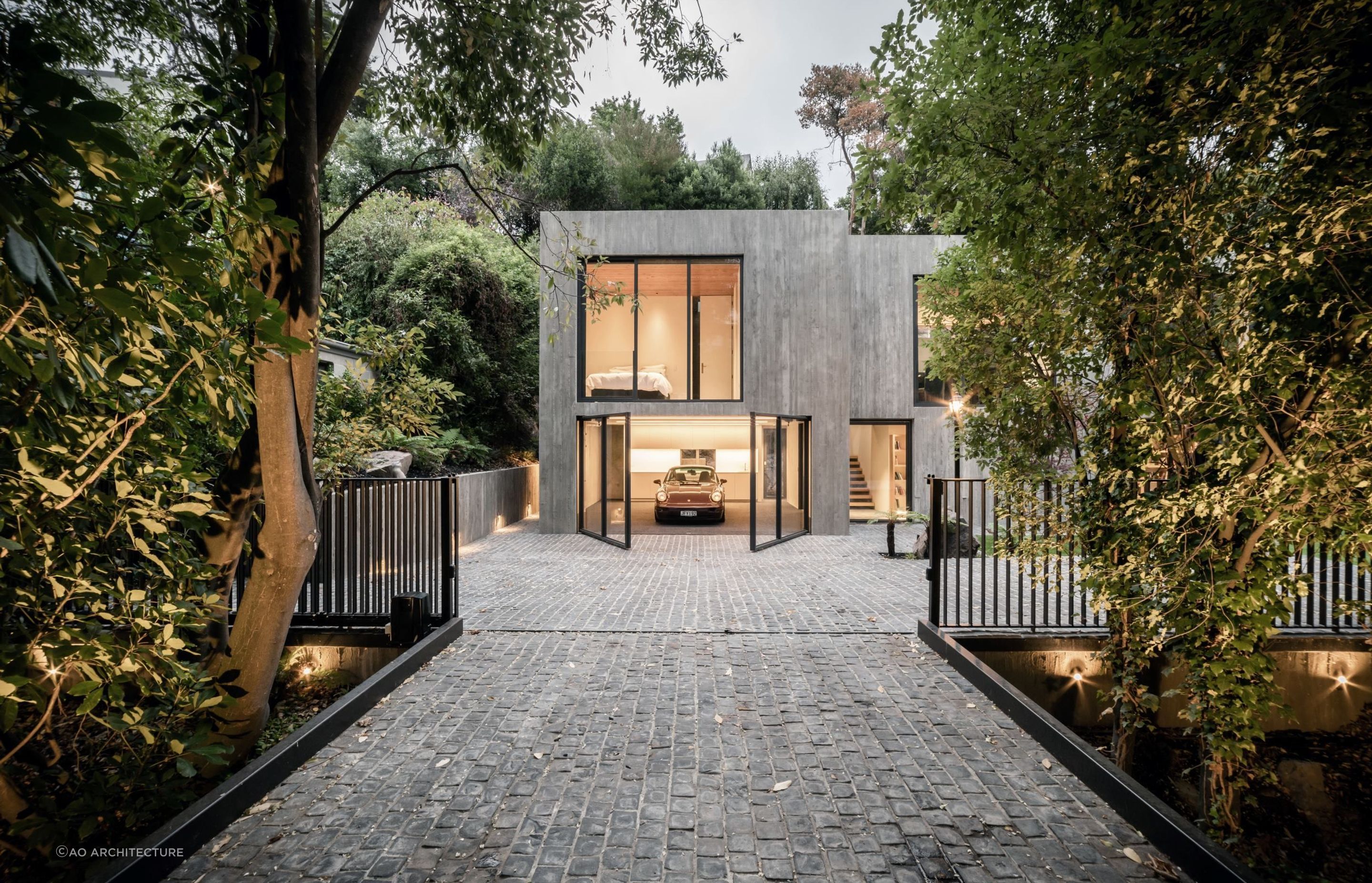 This Cashmere Hill Home by ao architecture skilfully juxtaposes privacy and openness.