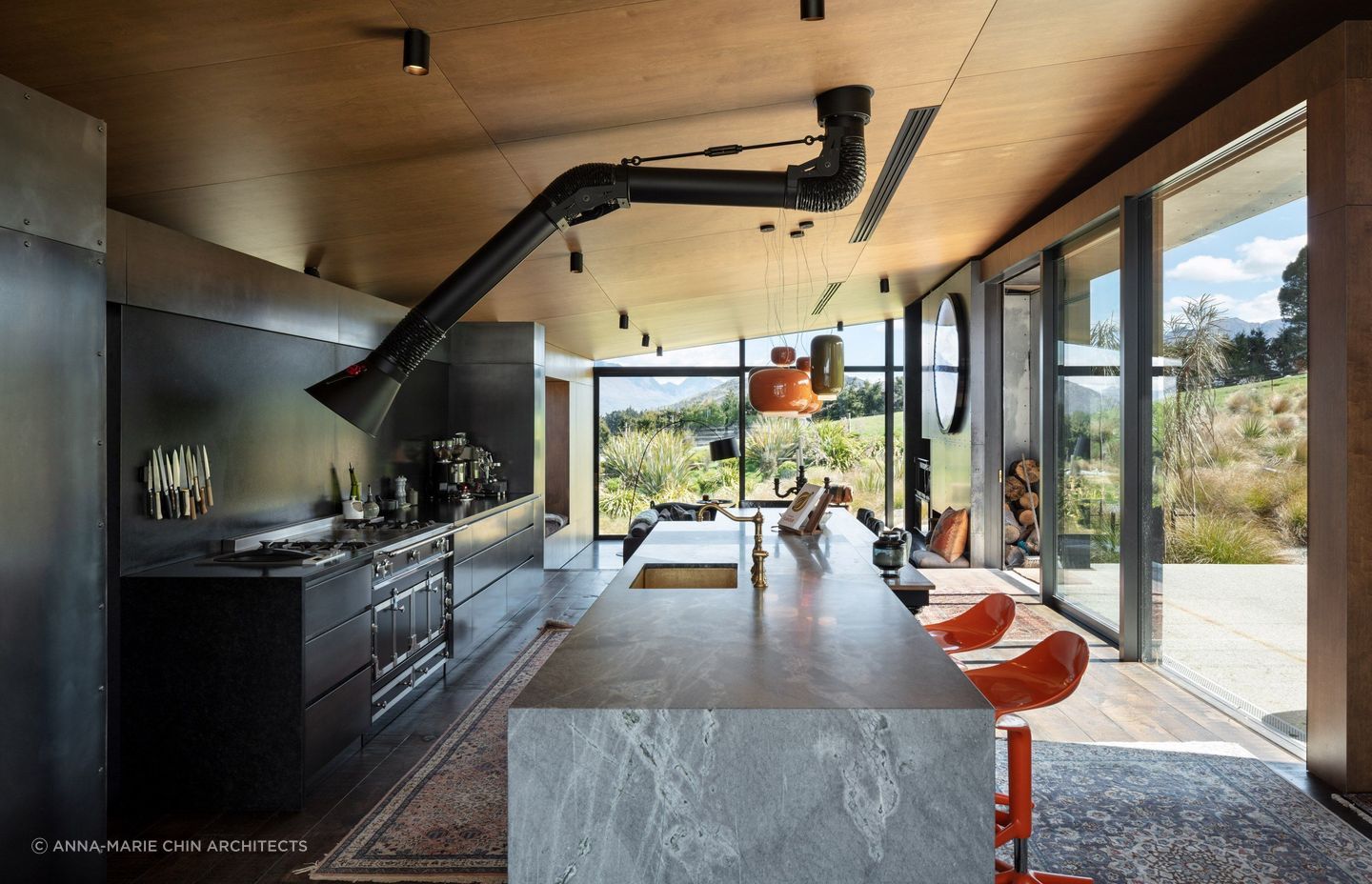 Spacious, open plan living areas with an industrial style twist. | Photography: Simon Devitt