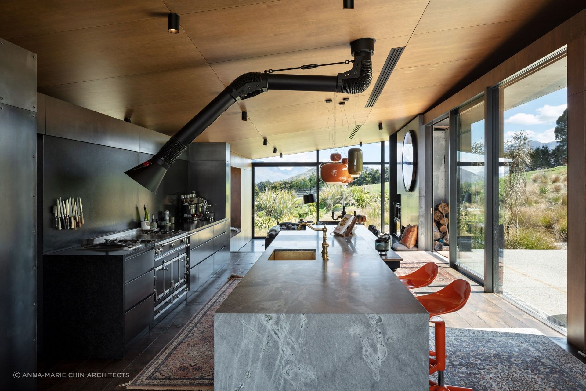 A spacious open plan design with industrial styling. | Photography: Simon Devitt