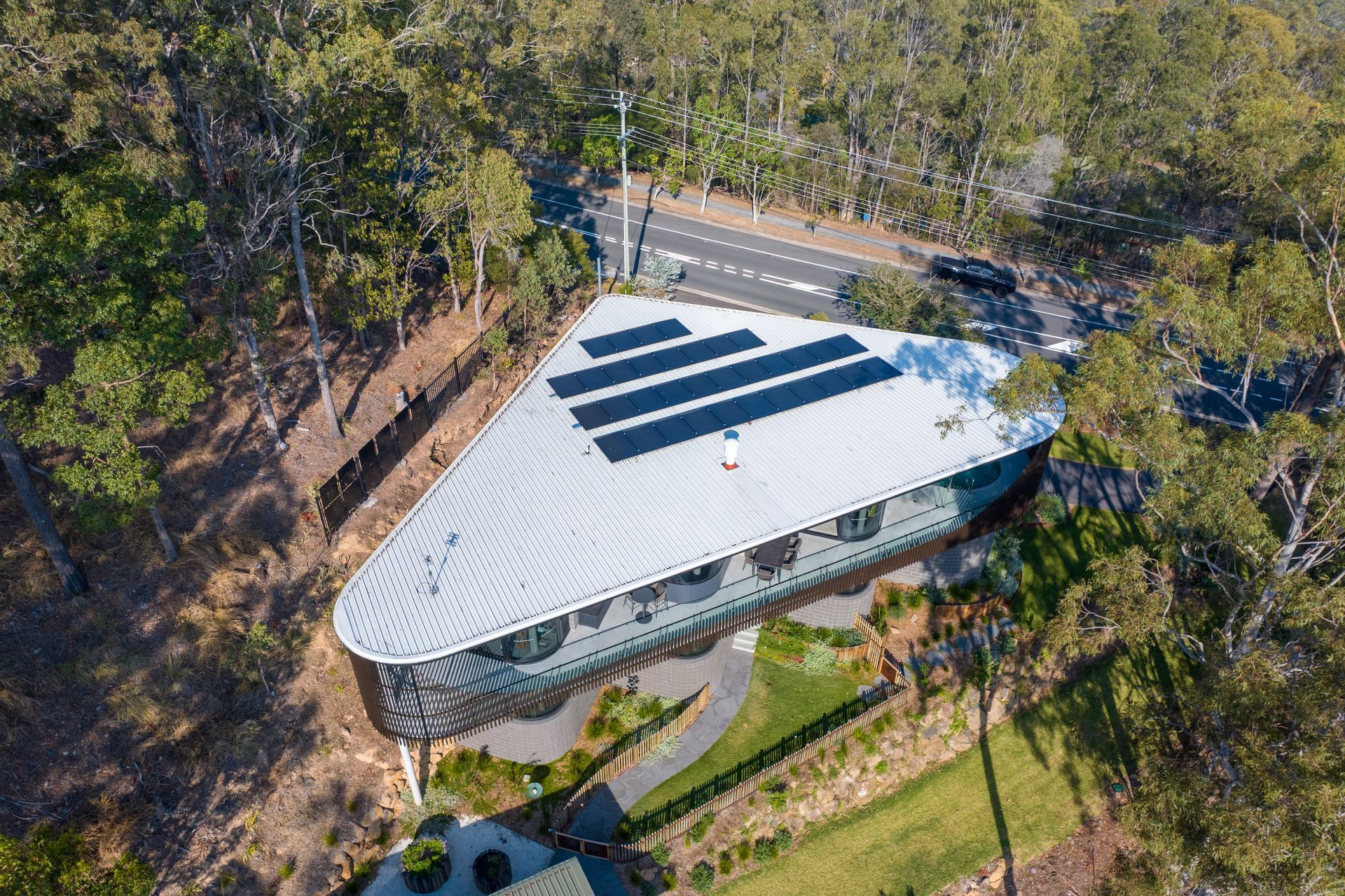 The triangular shape of the house makes the most of the available house site.