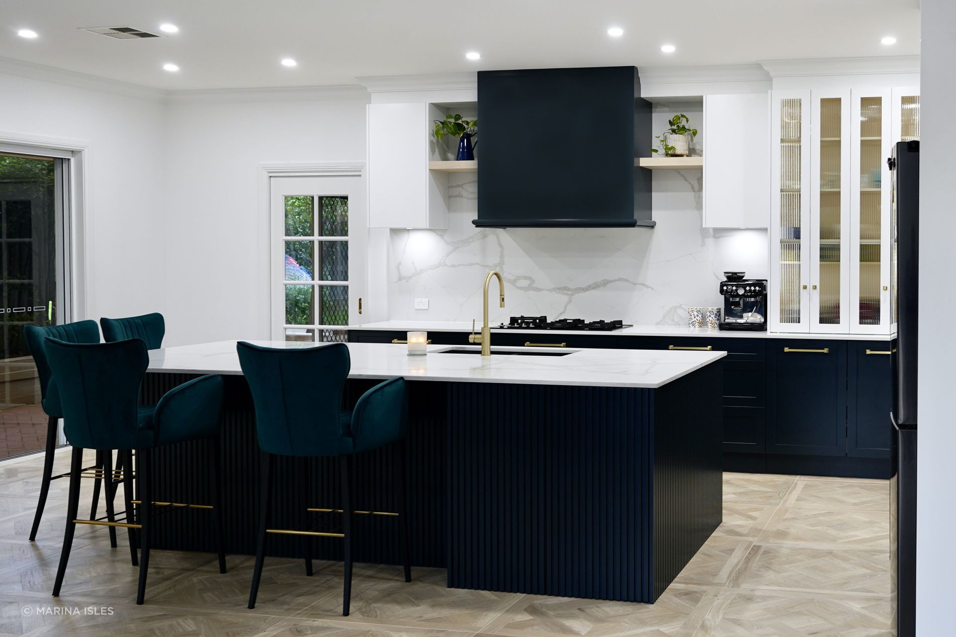 These Marina isles Metropolis handles and knobs in a brushed gold finish show how easily these accents can tie kitchen styling together