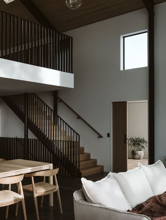 The space’s finishings take notes from the flooring’s natural textures and tones.