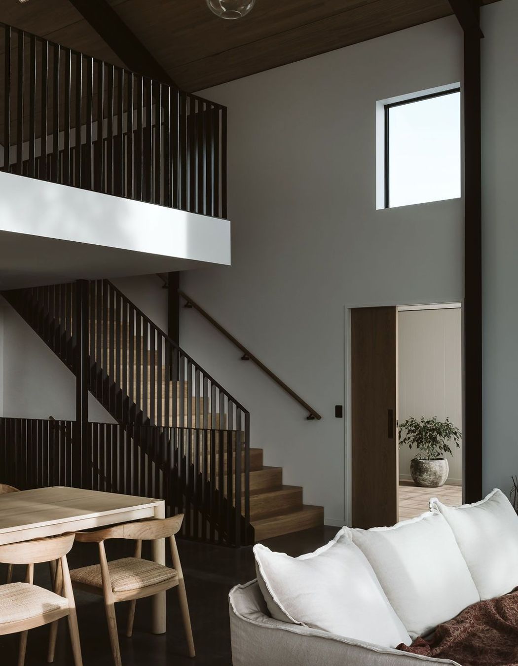 The space’s finishings take notes from the flooring’s natural textures and tones.