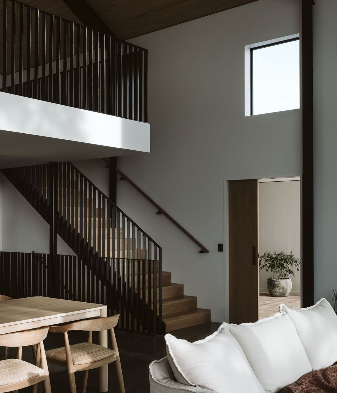 The space’s finishings take notes from the flooring’s natural textures and tones.