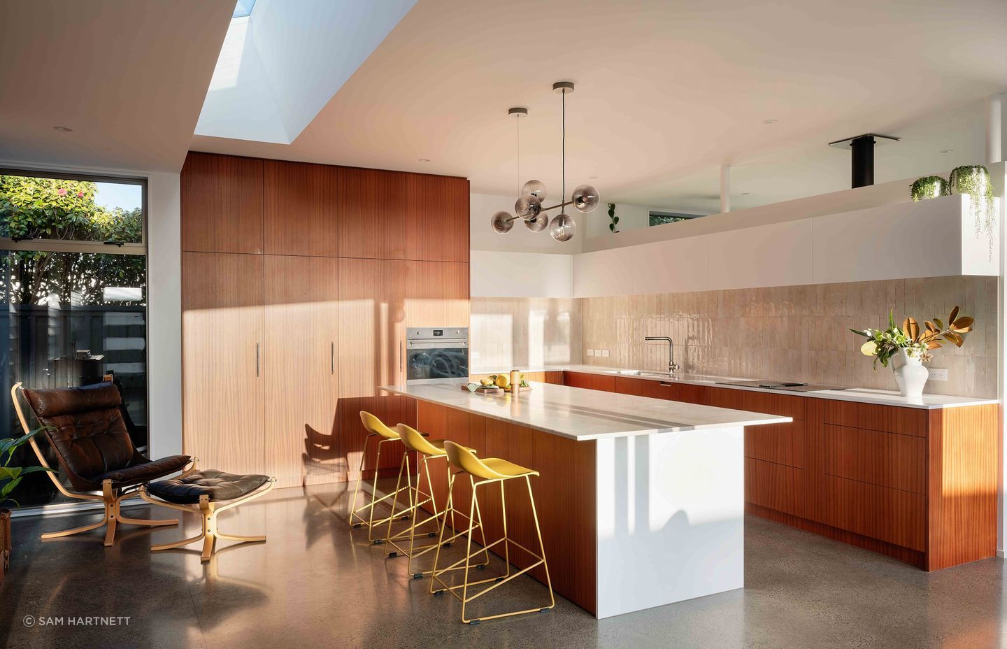 The back wall of the kitchen doesn't go all the way to the ceiling, giving a sense of spaciousness.