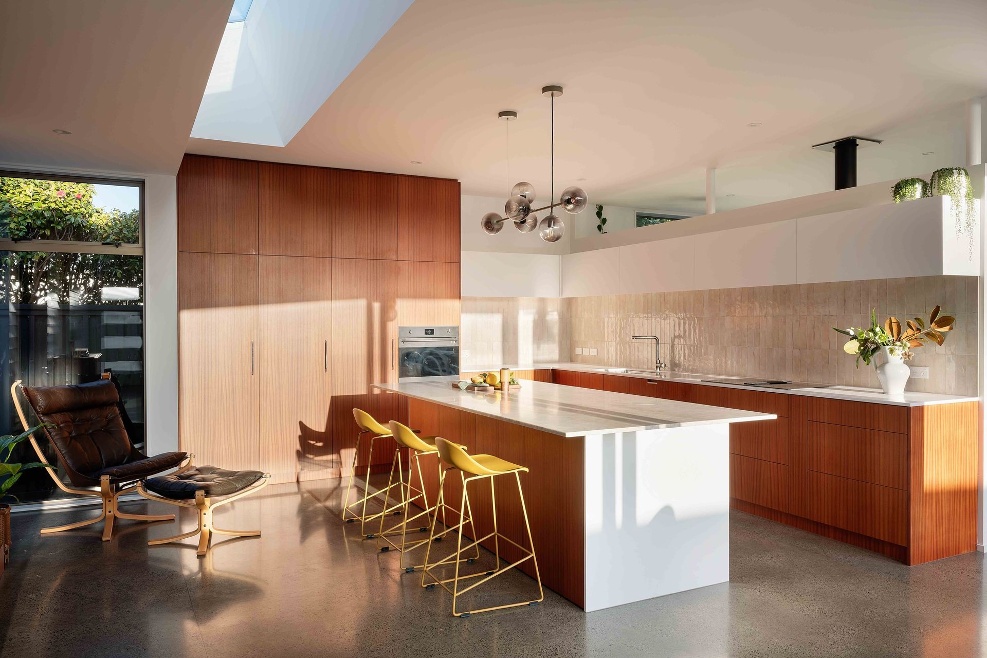The back wall of the kitchen doesn't go all the way to the ceiling, giving a sense of spaciousness.