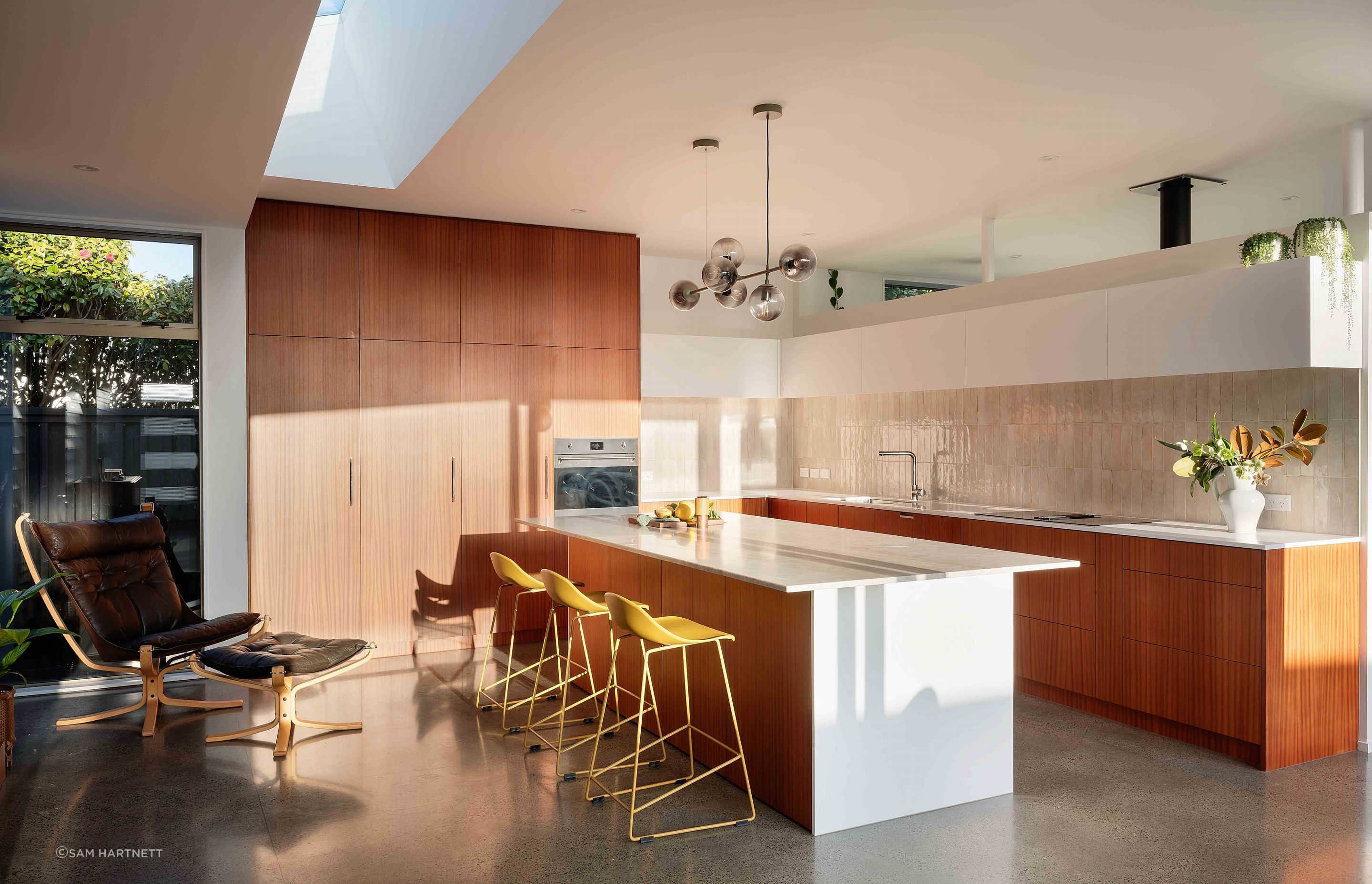 The back wall of the kitchen doesn't go all the way to the ceiling, giving a sense of spaciousness.