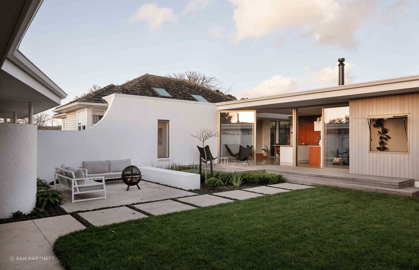 The new extension features champagne anodised aluminium joinery for a mid-century flavour.