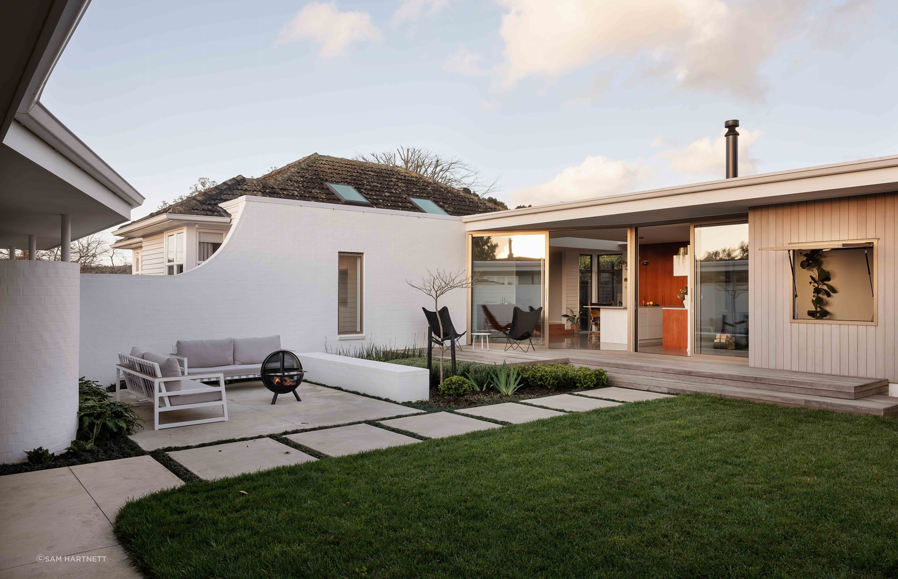 The new extension features champagne anodised aluminium joinery for a mid-century flavour.