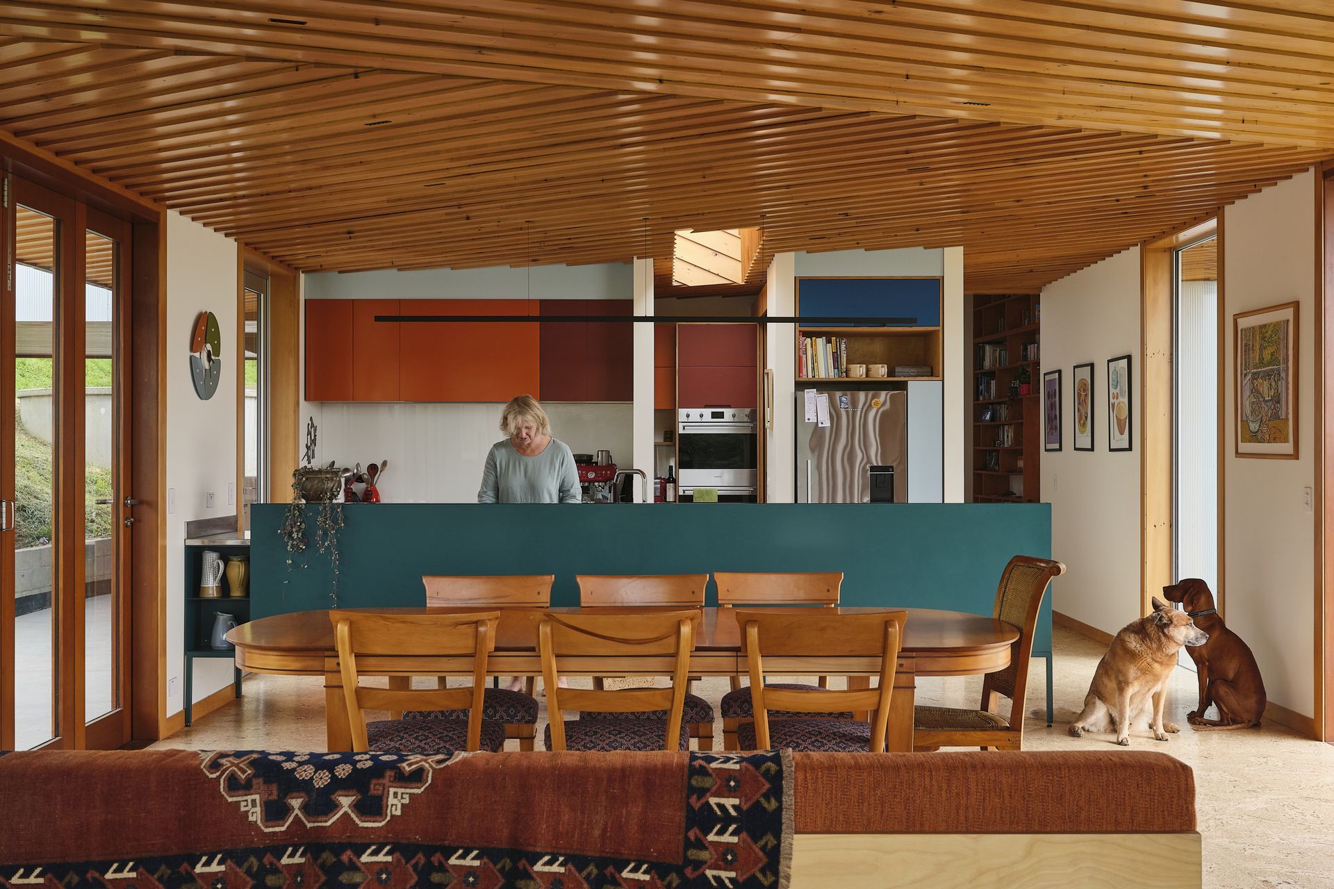 The warmth of the kauri battens and cork floor is complemented by the bursts of colour in the kitchen.
