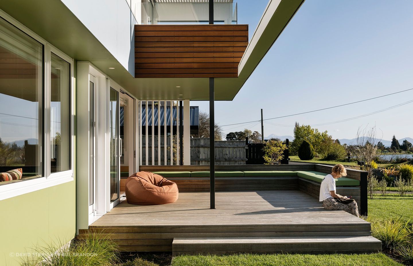 G House sits on a flat, slender site by Lake Taupō. Upon arrival, grass leads up to the garages; the first hint at the motif of relaxed, flowing spaces.