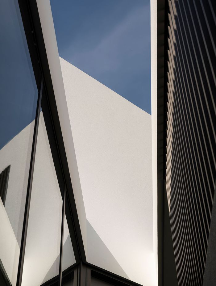 The  shadows from the cedar fins are beautifully reflected by the glass and as shadows on the plaster surfaces, creating a constant play of light and shadow.