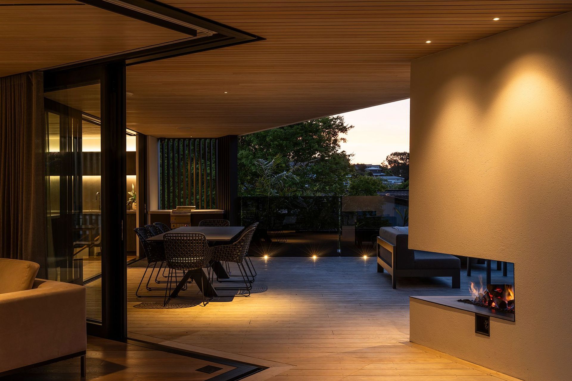 The interface between timber and plaster-finished surfaces was perfectly executed to create a minimalist look and strong geometrical aesthetic.