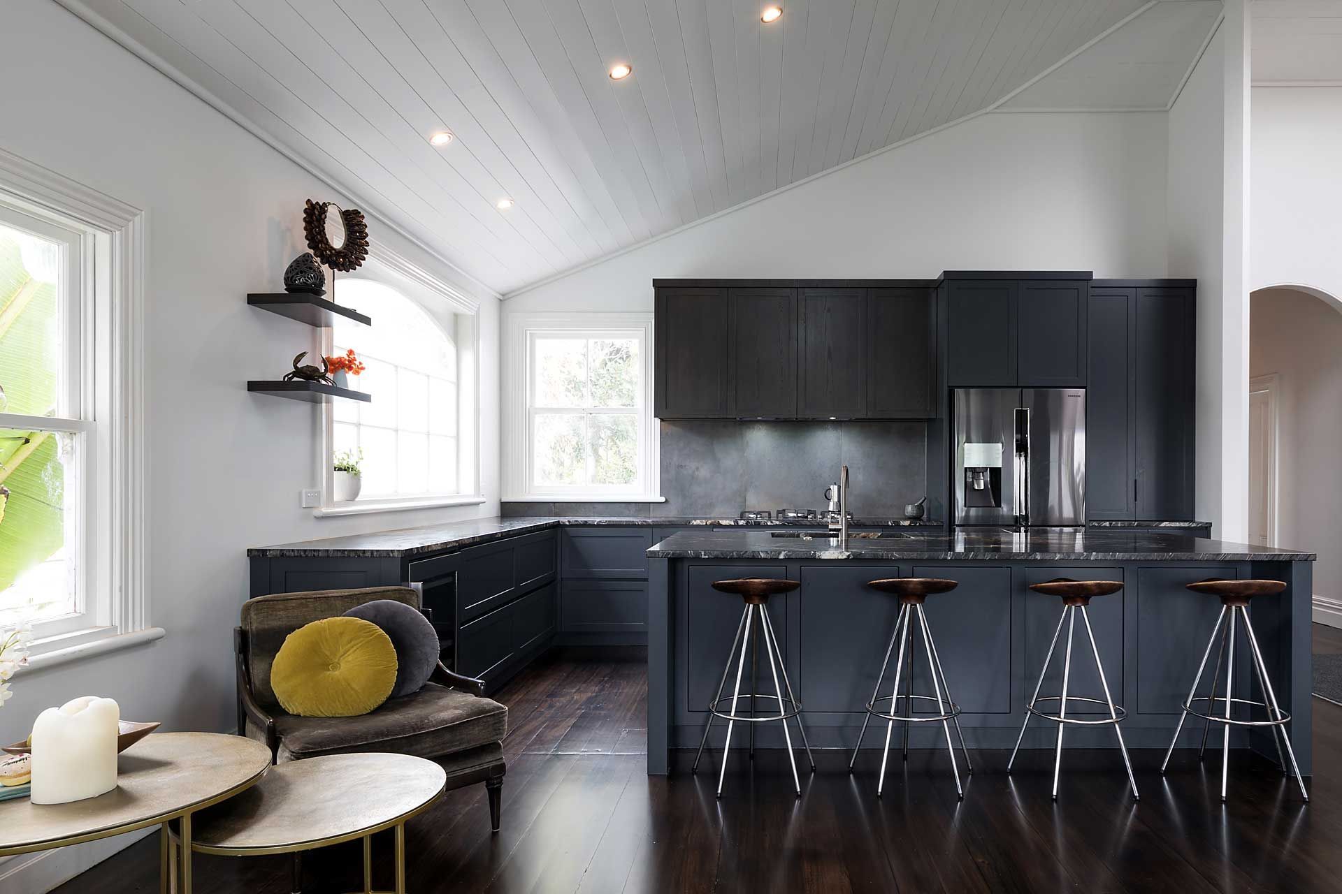 The bold black and white palette of this Devonport Kitchen by Neo Design reflects the villa's traditional qualties and its contemporary aesthetic.
